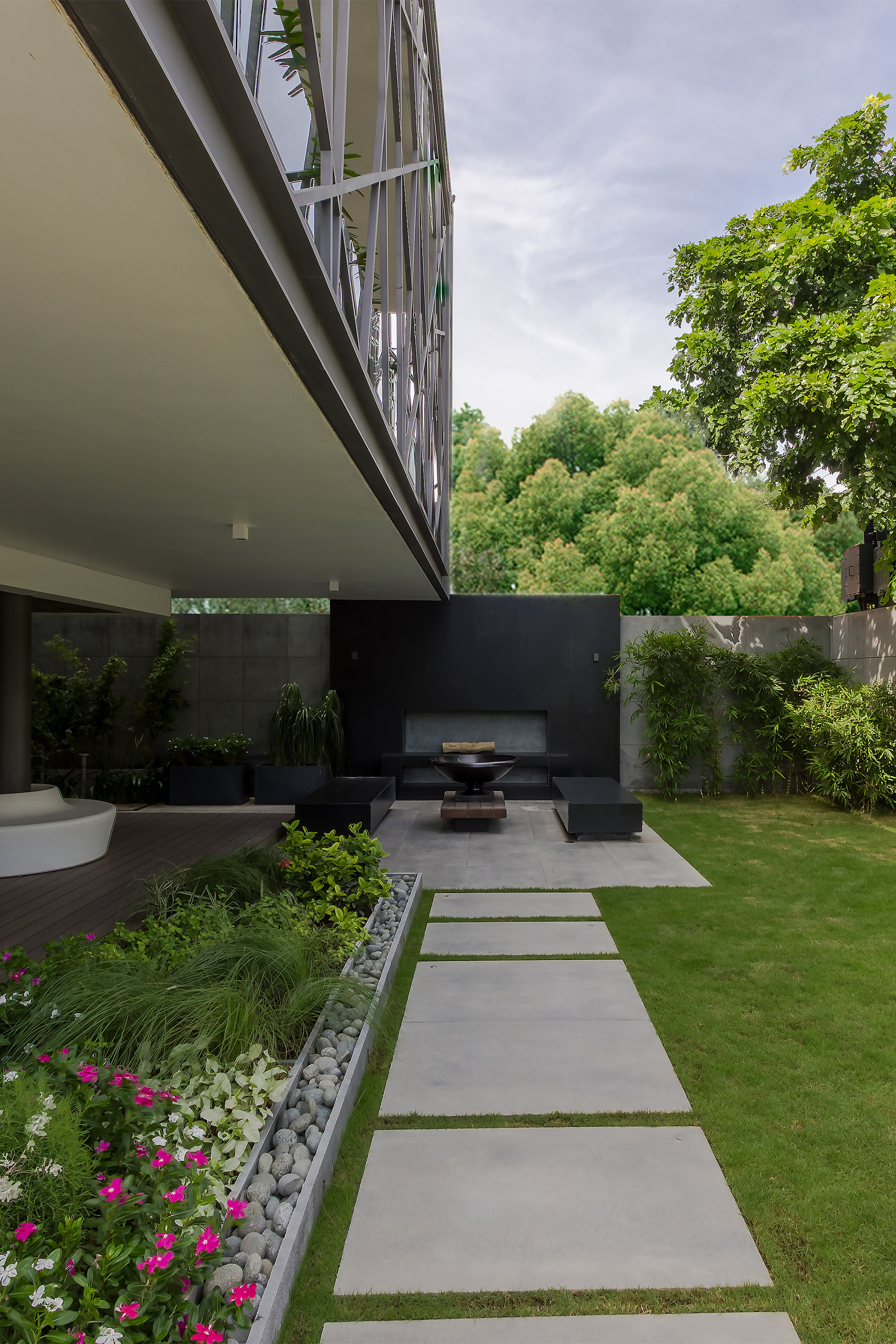09 - FRONT LANDSCAPED LAWN